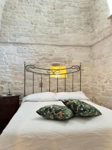 1 dormitorio con cama con almohada en Trulli Aia Piccola, en Alberobello