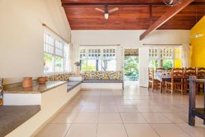 a large living room with a table and chairs at Casa 4 quartos, 2 suítes, piscina e acessibilidade - Frente para a lagoa in São Pedro da Aldeia