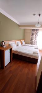 En eller flere senge i et værelse på MD CITY HOTEL