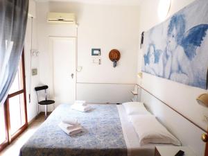 um quarto com uma cama com duas toalhas em Hotel Graziella Mare em Rimini