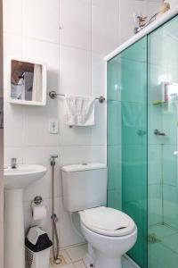 uma casa de banho com um WC e uma cabina de duche em vidro. em Casa 4 quartos, 2 suítes c/ acessibilidade em São Pedro da Aldeia