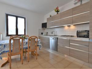 Kuchyň nebo kuchyňský kout v ubytování Apartment Casa del Re by Interhome