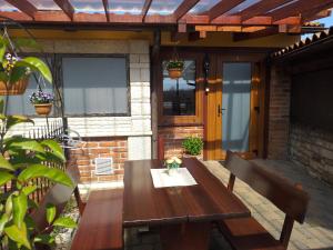 eine Holzbank auf einer Terrasse in der Unterkunft Monte studio app 1 in Umag + 6 Fotos