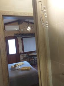 Blick auf ein Schlafzimmer mit einem Bett und einem Spiegel in der Unterkunft Monte studio app 1 in Umag