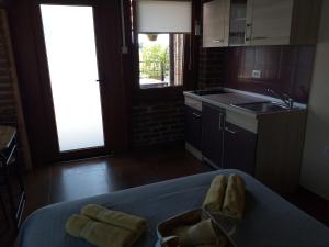 eine Küche mit einem Tisch und zwei Handtüchern darauf in der Unterkunft Monte studio app 1 in Umag