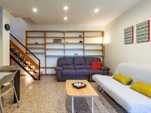 - un salon avec un canapé et une table dans l'établissement Apartment Giulia by Interhome, à Luino