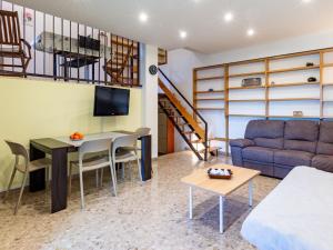 - un salon avec un canapé et une table dans l'établissement Apartment Giulia by Interhome, à Luino