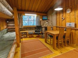 une salle à manger avec une table et une chaise dans l'établissement Holiday Home Keidaskero b 9 by Interhome, à Pyhätunturi