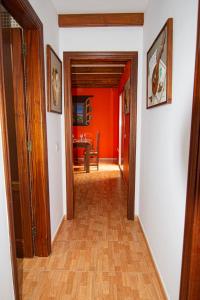 a hallway with orange walls and an open door at Villa Florymar in Ingenio