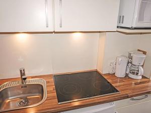 una cocina con fregadero y encimera en Apartment Ferienwohnung Friedl by Interhome, en Imst 29 fotos más