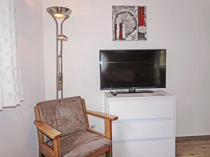 Μια τηλεόραση ή/και κέντρο ψυχαγωγίας στο Apartment Ferienwohnung Friedl by Interhome