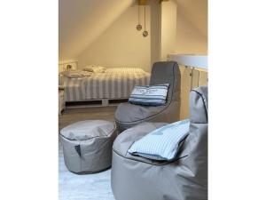 a room with two chairs and a bed at Moderne Ferienwohnung Meerestraum in Dangast in Varel