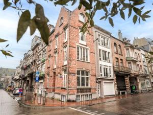 - un vieux bâtiment en briques dans une rue de la ville dans l'établissement Villa Villa Charlemagne by Interhome, à Blankenberge