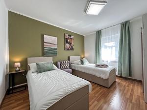 1 Schlafzimmer mit 2 Betten und einem Fenster in der Unterkunft Apartment Rachel by Interhome in Velden am Wörthersee