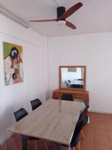 d'une salle à manger avec une table et un ventilateur de plafond. dans l'établissement Appartement Cosy, à Beau Bassin-Rose Hill