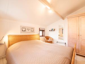 een slaapkamer met een groot bed in een kamer bij Holiday Home Casa by Interhome in De Haan
