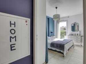 Schlafzimmer mit einem Bett und einem Spiegel in der Unterkunft Apartment Les Terrasses d'Azur-2 by Interhome in Sanary-sur-Mer