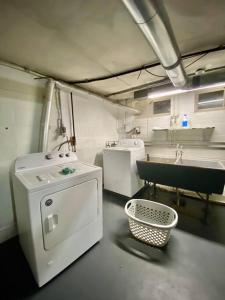 y baño con lavamanos y lavamanos. en Outpatient Cleve Clinic with Fenced-In Backyard, en Cleveland Heights