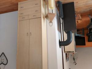 um quarto com um armário e uma televisão na parede em Apartment Frankenau-38 by Interhome em Frankenau