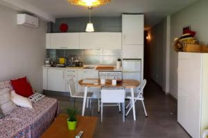 Apartamento pequeño con mesa y cocina en Alojamientos Nerja Costa, en Nerja
