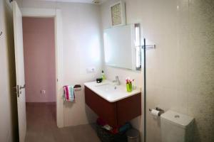 Un baño con lavabo, espejo e inodoro. en Alojamientos Nerja Costa, en Nerja 13 fotos más