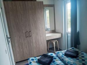 1 dormitorio con cama, lavabo y espejo en Holiday Home Tiny Haus Altmühlblick by Interhome en Beilngries