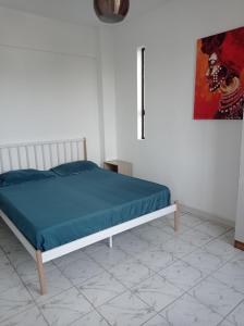 - une chambre avec un lit et une couverture bleue dans l'établissement Appartement Cosy, à Beau Bassin-Rose Hill