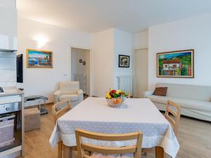 ein Wohnzimmer mit Tisch und Küche in der Unterkunft Apartment Syria by Interhome in Domaso