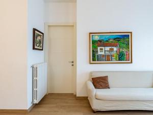 ein Wohnzimmer mit einer Couch und einem Gemälde an der Wand in der Unterkunft Apartment Syria by Interhome in Domaso