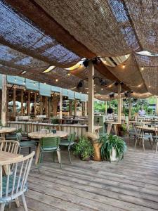 Villa Can Toni Lux Experience, ideal Familias con Vista Mar & AirCon في يوريت دي مار: فناء به طاولات وكراسي ومطعم