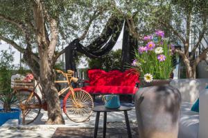 una panchina con un divano rosso e un vaso di fiori di Monvidal Residence - Adults Only a Pola (Pula)