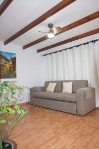 a living room with a couch and a ceiling fan at Villa Florymar in Ingenio