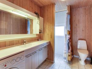 y baño con lavabo, aseo y espejo. en Holiday Home Amela - all inclusive - 30km from the sea by Interhome, en Toftlund