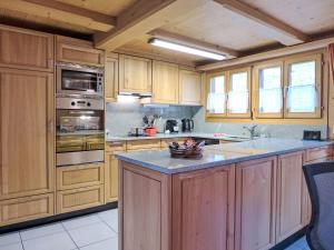 una cucina con armadi in legno e piano di lavoro di Apartment Engelhorn by Interhome a Innertkirchen