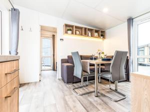cocina y comedor con mesa y sillas en Holiday Home Tiny Haus Altmühlpanorama by Interhome en Beilngries