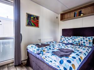 um quarto com uma cama com toalhas em Holiday Home Tiny Haus Altmühlpanorama by Interhome em Beilngries