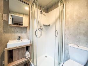 拜爾恩格里斯的住宿－Holiday Home Tiny Haus Eder by Interhome，带淋浴、卫生间和盥洗盆的浴室