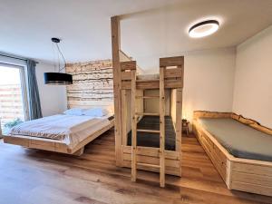 1 Schlafzimmer mit 2 Etagenbetten und einem großen Fenster in der Unterkunft Apartment Stieglitz by Interhome in Hochrindl