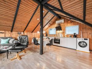 uma sala de estar com um sofá e uma mesa em Holiday Home Tjana - all inclusive - 6km from the sea by Interhome em Esbjerg