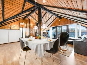uma sala de jantar com mesa e cadeiras em Holiday Home Tjana - all inclusive - 6km from the sea by Interhome em Esbjerg