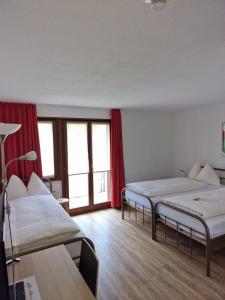 Postel nebo postele na pokoji v ubytování Hotel Alpha Thun
