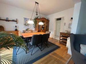 uma sala de jantar com mesa e cadeiras em Casa Molto Bene em Velden am Wörthersee
