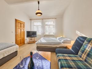 salon z łóżkiem i kanapą w obiekcie Apartment Villa Belvedere-2 by Interhome w Jańskich Łaźniach