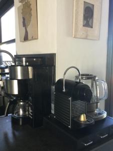 een keuken met een koffiezetapparaat op een aanrecht bij Begur, mon amour in Begur