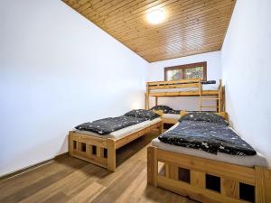 Postel nebo postele na pokoji v ubytování Apartment Pod Černou Studnicí-3 by Interhome