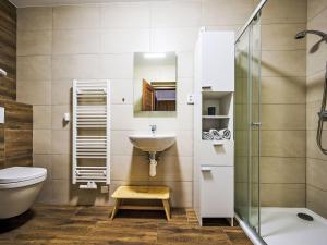 Koupelna v ubytování Apartment Pod Černou Studnicí-3 by Interhome
