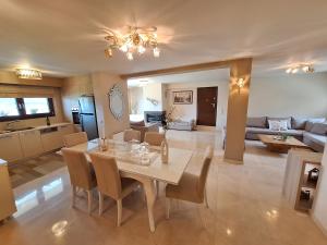 une salle à manger et un salon avec une table et des chaises dans l'établissement Serenity Heights Ioannina, à Neochorópoulon