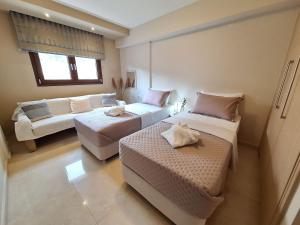 uma sala de estar com duas camas e um sofá em Serenity Heights Ioannina em Neochorópoulon