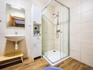 Koupelna v ubytování Apartment Pod Černou Studnicí-3 by Interhome