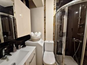 une salle de bains avec douche, toilettes et lavabo dans l'établissement Serenity Heights Ioannina, à Neochorópoulon 12 autres photos